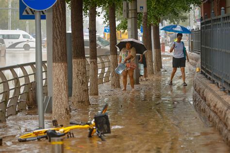 Il Tifone Doksuri Provoca Devastazione E Morte In Cina Alto Rischio Di