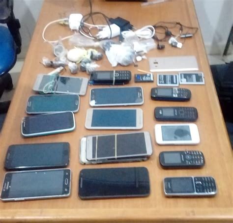 Polícia apreende 15 celulares durante revista dentro do minipresídio de