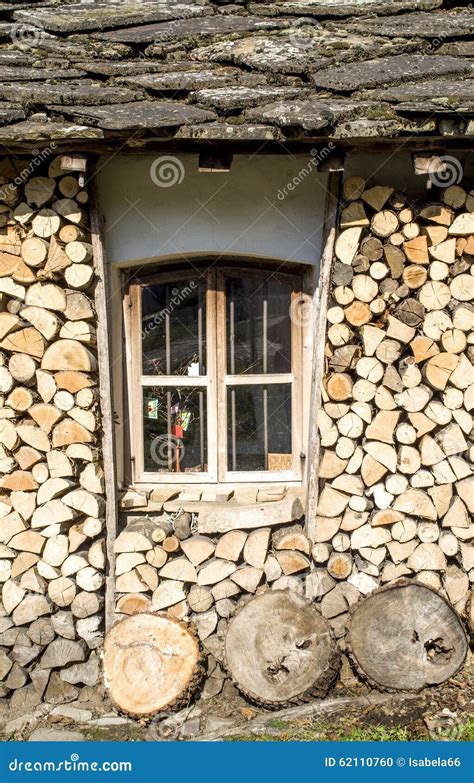 Finestra Della Casa Della Montagna Con Il Tetto E La Legna Da Ardere Di