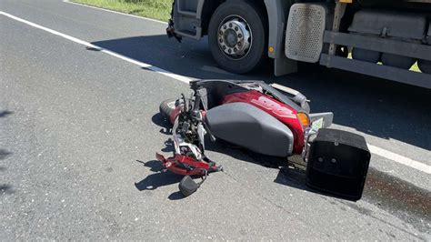 Tödlicher Unfall in Bayern Rollerfahrerin kracht in Lkw