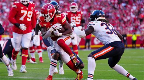 Mahomes Throws 3 Td Passes As Chiefs Rout Bears 41 10 Fox 32 Chicago