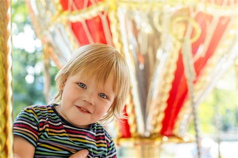 Retrato De Um Bebê Feliz E Fofo Em Um Espaço De Cópia De Carrossel Fechado Foto Premium