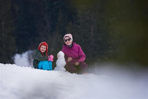 happy family building snowman 11583733 Stock Photo at Vecteezy