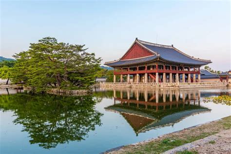 Vista Al Atardecer Del Pabell N Gyeonghoeru En El Palacio Gyeongbokgung