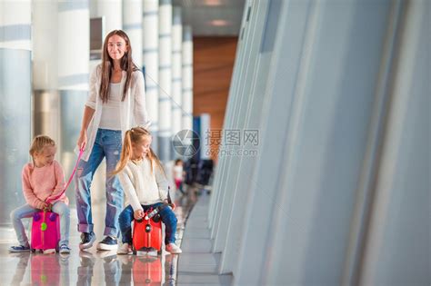 母亲和小女儿在机场候机处领取高清图片下载 正版图片503461263 摄图网