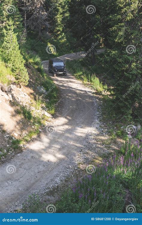 Carro Offroad Em Uma Estrada Da Montanha Foto De Stock Imagem De