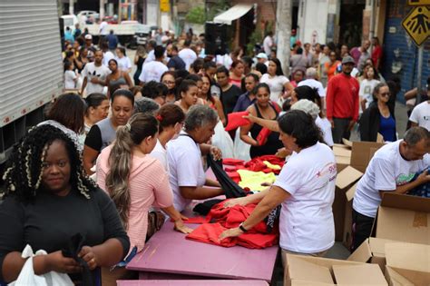 Moradores de Barueri começam a receber doações da Campanha do Agasalho