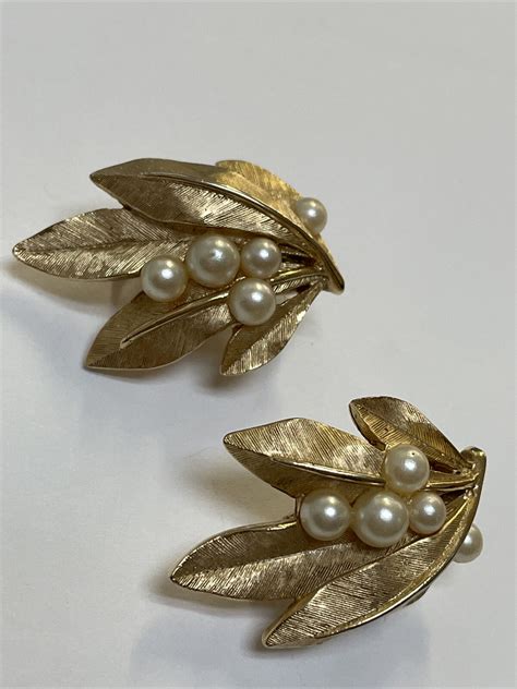 Crown Trifari Brushed Gold Tone Faux Pearl Clip On Ea Gem