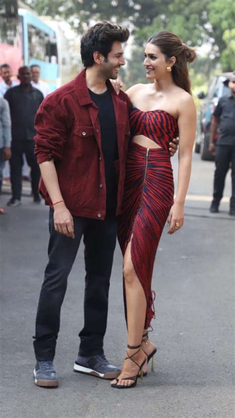 Kartik Aaryan And Kriti Sanon Look Cute Together At Promotions