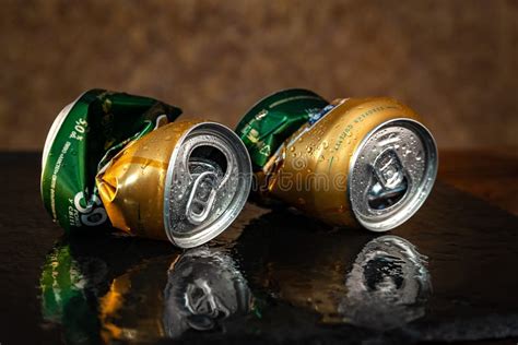 Latas De Cerveja Amassadas Duas Latas De Cerveja Molhadas Gotas