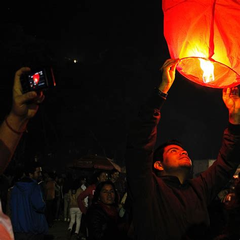 Releasing Sky Lanterns as a Group: Coordinating a Wedding Launch