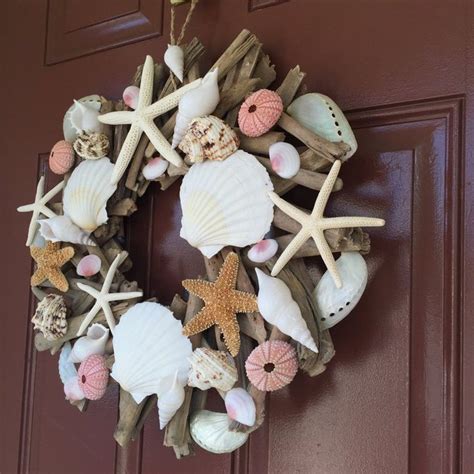 Decoración de playa rosa y blanco concha y corona de madera a la deriva