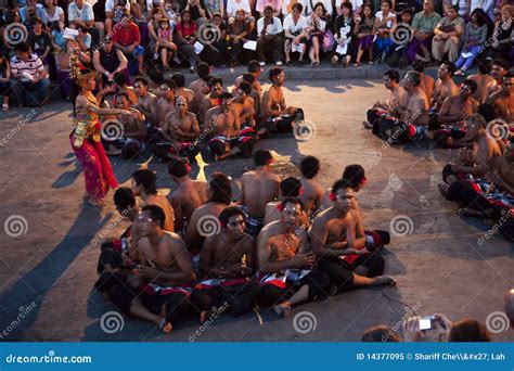 Kecak Und Trance Tanz an Der Dämmerung Bali Indonesien Redaktionelles