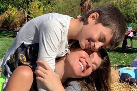 Gisele Bündchen comemora 10 anos do filho