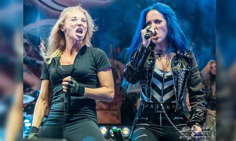 Alissa White Gluz Y Angela Gossow Juntas En El Escenario Por Primera