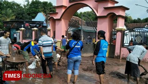 Pasca Banjir Warga Dan Tim Gabungan Di Banyuwangi Gelar Kerja Bakti