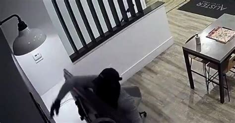 Brazen Burglary Caught On Camera In Apartment Complex Cbs Baltimore