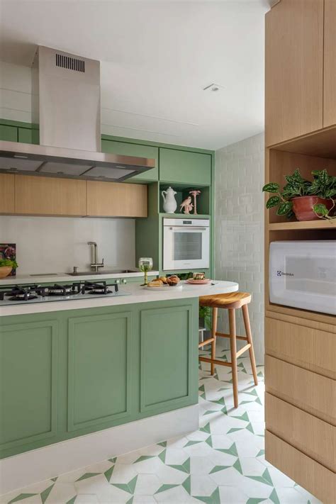 Cozinha verde menta e paleta rosa marcam este apê de 70m²