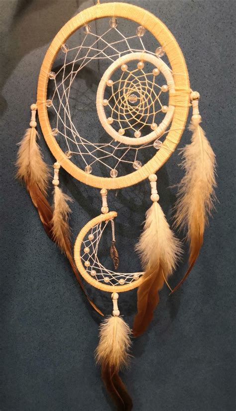 Ловец снов 'Месяц' с натуральными перьями и деревянной основой