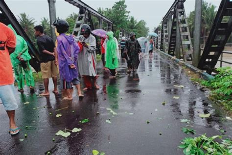 IKA Smansa 90 Ternate Salurkan Ratusan Paket Sembako Ke Korban Banjir