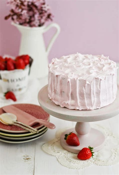 Tarta De Fresas Nata Y Merengue Con Aroma De Vainilla Recetas De