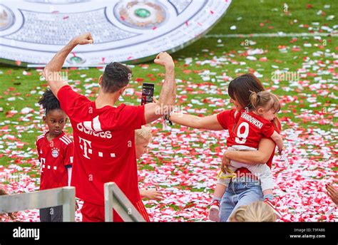 Robert Lewandowski And Wife Anna Lewandowski Hi Res Stock Photography