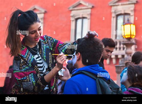 Rostros pintados como cráneos como las personas se transforman en