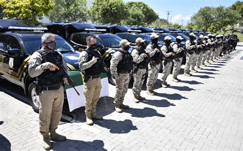 Governo entrega novas caminhonetes tipo cela para a Polícia Penal