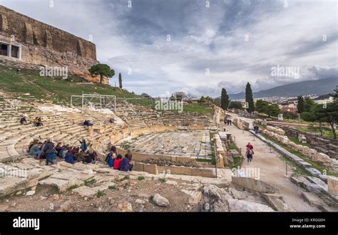 El Antiguo Teatro De Dioniso Bajo Las Ruinas De La Acrópolis Atenas