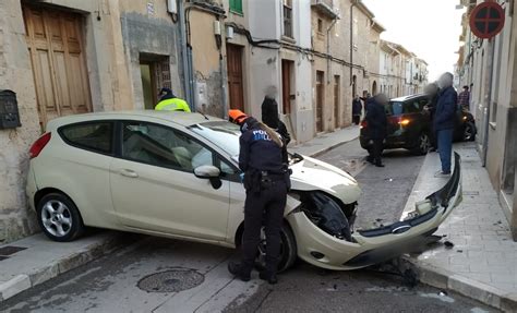 Se Salta El Ceda El Paso Y Provoca Un Aparatoso Accidente En Llucmajor