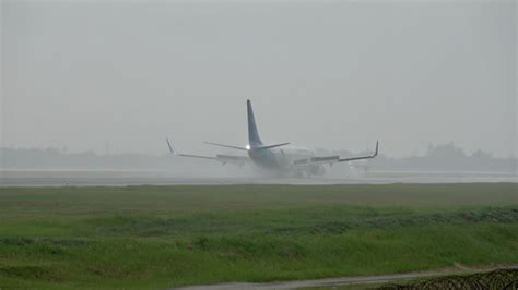 Pesawat Garuda Indonesia Boeing Landing Saat Hujan Deras Di Bandara