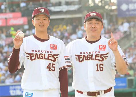 ＜楽・ロ＞ウイニングボールを手に初勝利を喜ぶ松井友（左）と石井監督（撮影・篠原岳夫） ― スポニチ Sponichi Annex 野球