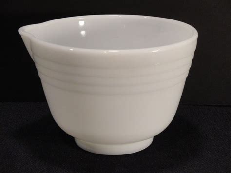 Pyrex Hamilton Beach Mixer Bowl Ribbed Milk Glass White Small Spout