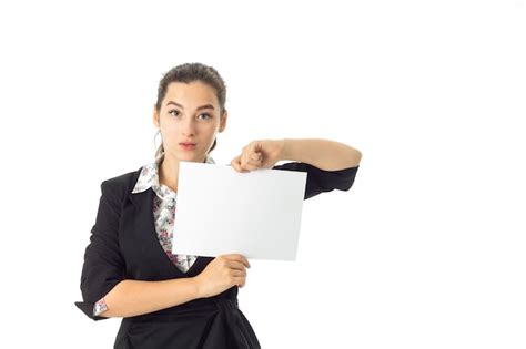 Mujer De Negocios Morena Seria Joven En Uniforme Con Cartel Blanco En