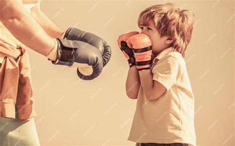 Niño Pequeño Haciendo Ejercicio De Boxeo Con El Abuelo El Padre Está Entrenando A Su Hijo