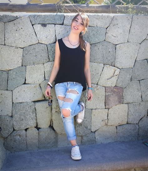 Premium Photo Portrait Of Smiling Woman Leaning On Wall