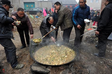 农村闹元宵做两大锅菜请所有人吃，翻菜用铁锨盛菜用桶大锅菜铁锨熬菜新浪新闻