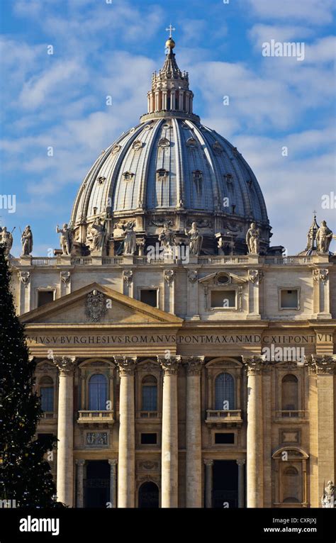 Rome Italy Saint Peter's Square Statues Stock Photos & Rome Italy Saint ...