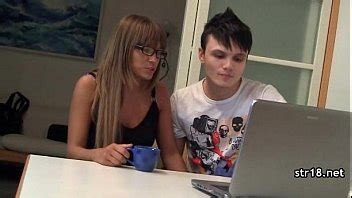 Une jeune salope française suce et baise XVIDEOS