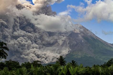 Vulc O Indon Sio Merapi Entra Em Erup O E Cobre Vilarejos De Cinzas