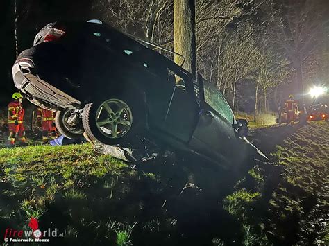 D Baum Bohrt Sich Bei Unfall In Weeze In Pkw Hinein Ein Todesopfer