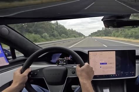 V Deo As Es Ir A Km H Con El Tesla Model S Plaid Periodismo Del