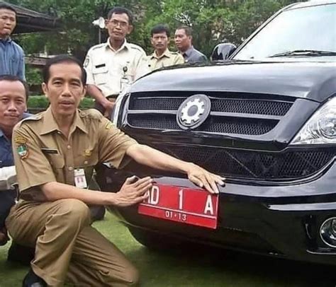 Potret Jadul Jokowi Berfoto Dengan Mobil Esemka Kebanggaan Yang Jadi