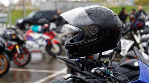 4 Consejos Para Conducir En Moto Con Lluvia Rastreator