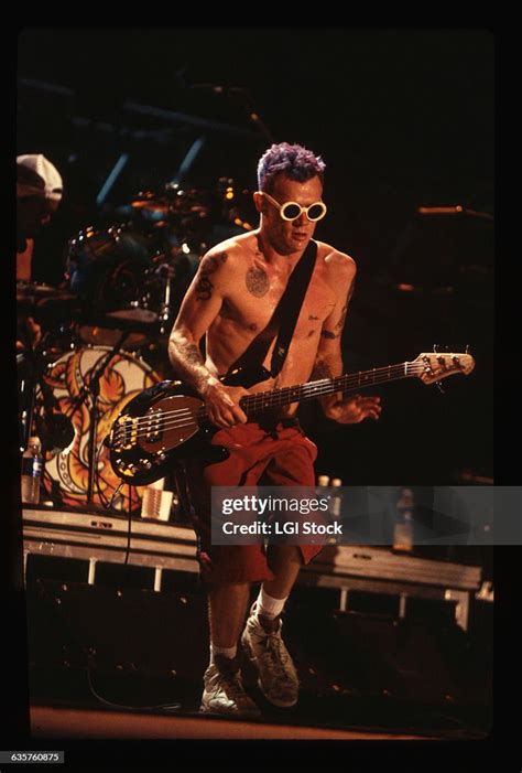 Flea Plays Bass With The Red Hot Chili Peppers At Woodstock 94 Nachrichtenfoto Getty Images