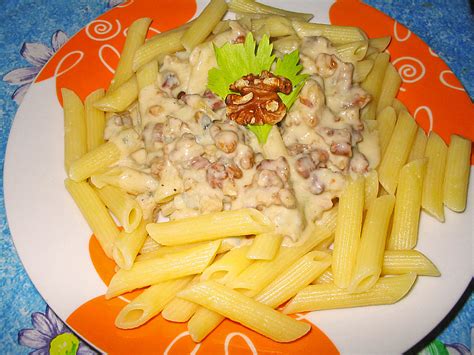 Nudeln Mit Gorgonzola Walnuss Sauce Von Maitre De La Maison Chefkoch De