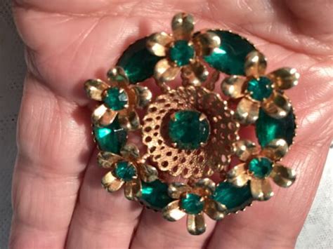 Vintage Emerald Green Glass Rhinestone Brooch Pin Gem