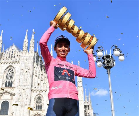 Egan Bernal Se Subi Al Podio Como El Nuevo Campe N Del Giro D Italia