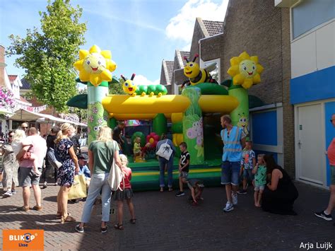 Midzomermarkt In Dorpshart 2 Werelden Van Verschil Naast Elkaar FOTO S