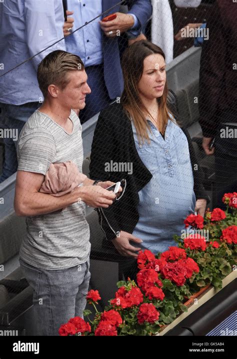 Toni Kroos Y Su Esposa Embarazada Jessica Farber Asistir El Mutua